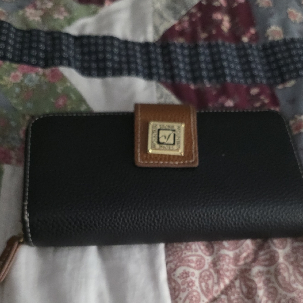 Stone Mountain Accessories Black and Brown Wallet